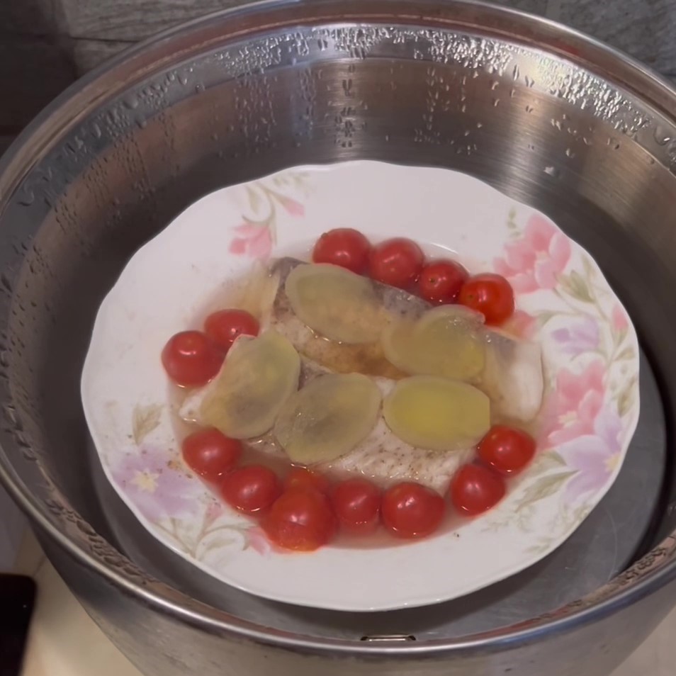 Steamed Fish with Tomatoes